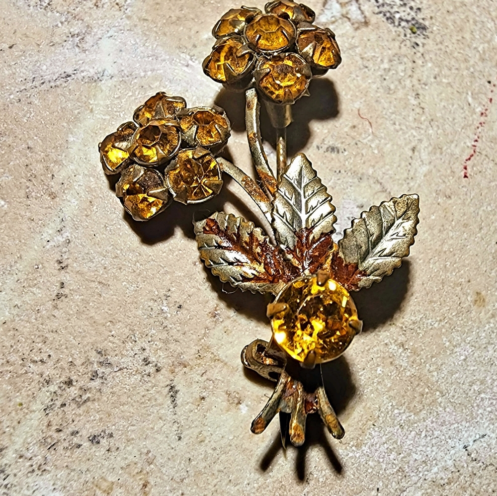 OOAK Vintage 1960s fairycore cottagecore faceted yellow/orange flowers brooch - Picture 2 of 6